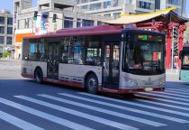 行驶中的天津24路公交车